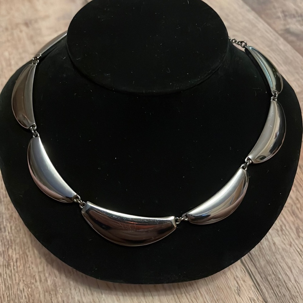 “Liz Claiborne” Vintage 80’s-90’s necklace